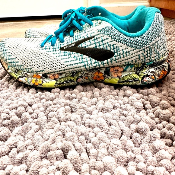 Brooks women’s Revel 3 Special edition Hawaiian style size 8.5 - Picture 5 of 8